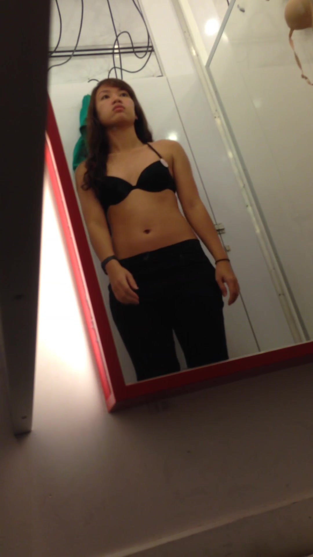 都市丽人精品女装店试衣间偷拍离子烫波浪卷发妹子觉得自己白奶罩不够性感,挑选了一件黑色的