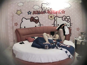 院校附近主题店年轻大学生情侣开房造爱四眼男艳福不浅长发漂亮女友钟爱他的肉棒摆弄舔硬起身啪啪啪大战