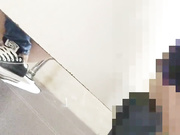 冒死偷窥短T恤牛仔裤女神妹子嘘嘘,嫩出水的细白腿和窄小逼洞真心受不了