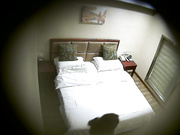 小旅店针孔TP像是一对偸情男女进屋就开始热吻缠绵男的口活不错把女的舔的无比销魂美女的奶子白又大