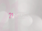 用美足撸硬鸡巴后再深深地扎进她紧绷的小穴里