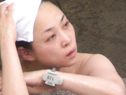 长焦距偷拍室外温泉洗浴女池全裸洗澡的女人们春光无限1080P超清