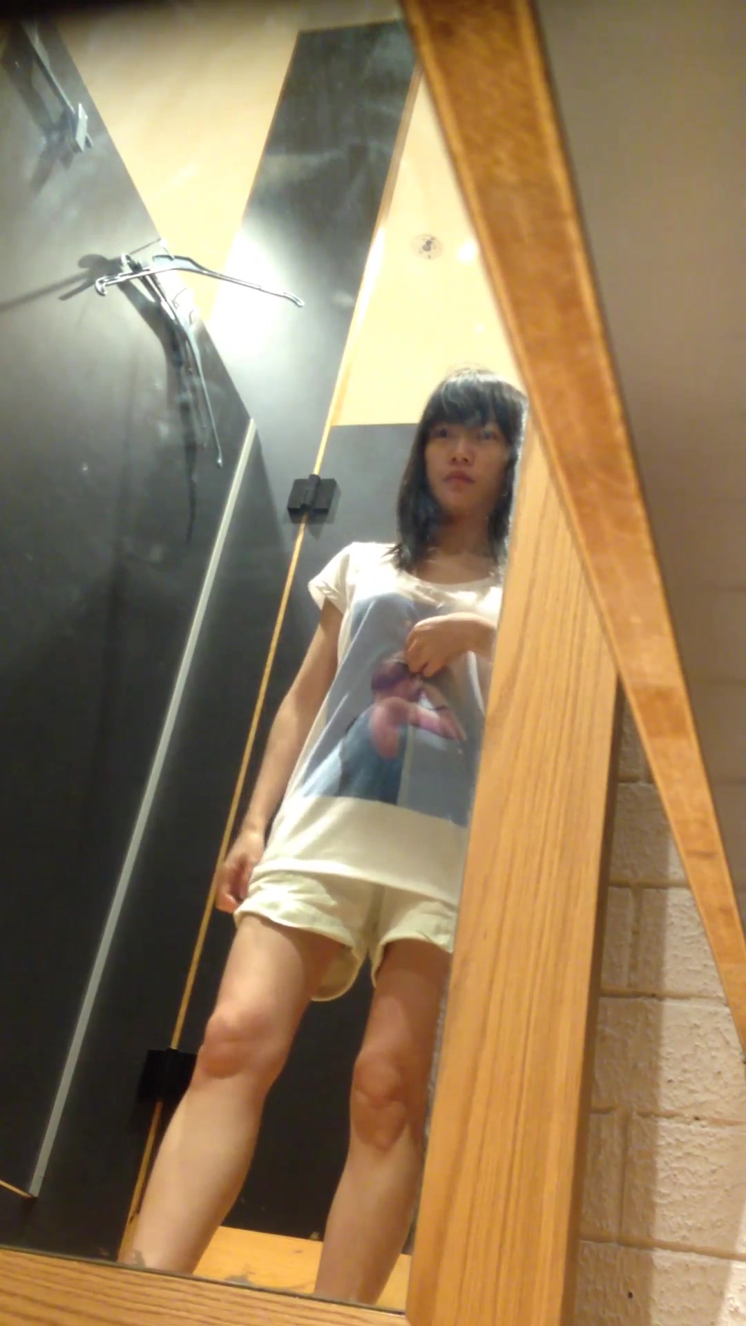 商场试衣间暗藏摄像头偷拍青春气息爆棚的极品妹子前来试衣服,脱胸罩,脱裤子