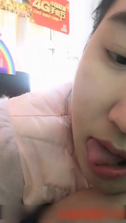 在某通公司业务代办点上班好骚的妹子在办公室露奶脱裤自摸摸出水