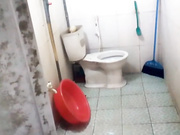 房东在出租屋卫生间偷装针孔偷拍女租客洗澡眼镜妹贪方便不在坐厕小便嘘嘘完用水洗逼逼