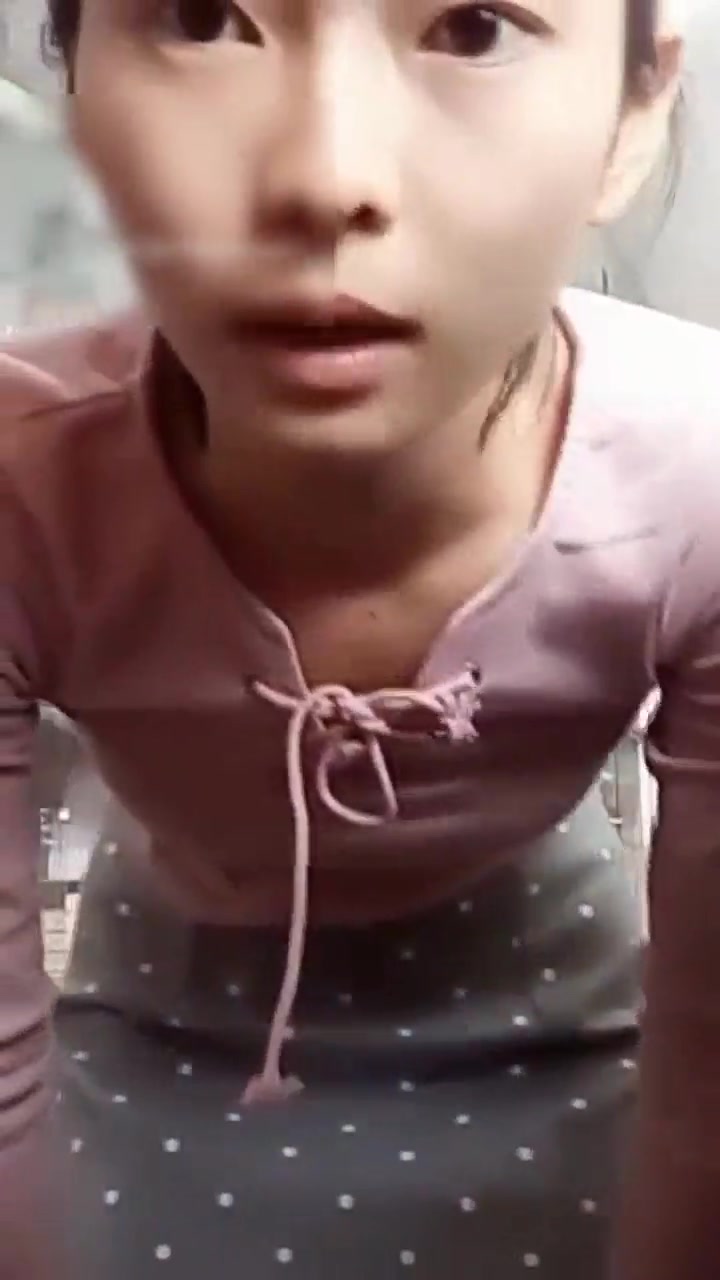 非常屌的妹子在商场烟酒专柜一边卖东西一边直播福利真不少狼友的礼物没白刷.mp4