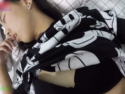 【将魔爪伸向熟睡的女儿】在汤里下安眠药，半夜去享受女儿娇嫩的身体。干完穿上裤子就当什么事都没发生