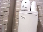 角度非常不错的坐厕前拍个个逼毛性感很有撸点