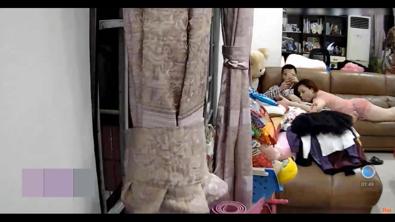 美娇妻趴沙发边玩手机边吃屌啪啪