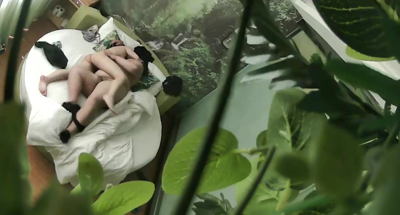 酒店偷拍戴着口罩怕人看见的气质美少妇和单位领导下班偷情,干了一次没过瘾,肤白貌美,奶子圆润坚挺,可惜了!