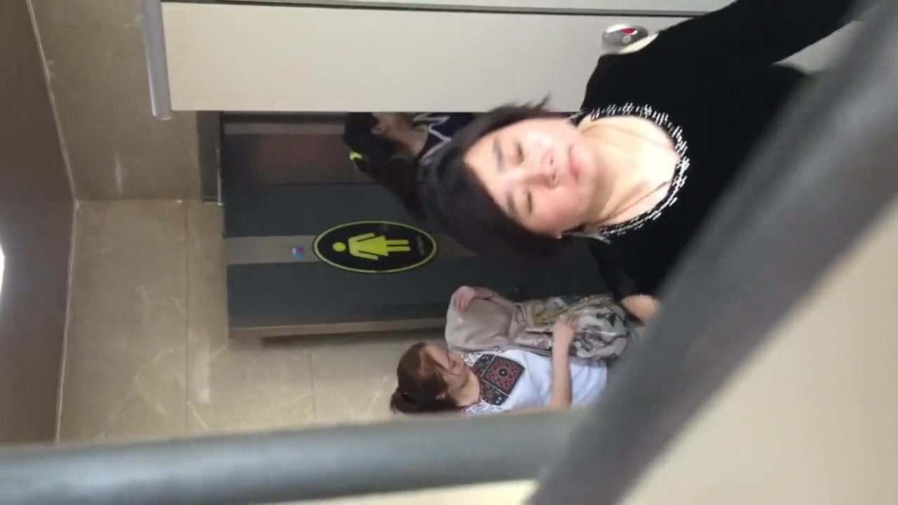 潜入娱乐城KTV女厕露脸偷拍几个妹子嘘嘘女部长走路特别响