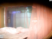 纱帐房偷拍到一对饥渴情侣开房 女主穿的内裤还是蕾丝的