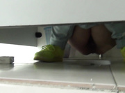 接完大便后的妹子东张西望不知道做什么呢