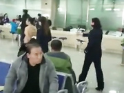 最新流出门事件背上写了个大字的大波妹突然在办证大厅脱光光大声述说