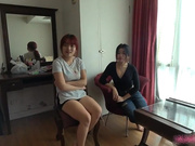 大雄哥边境县城红灯区四百块双飞两个颜值还可以的越南美眉叠着轮流草