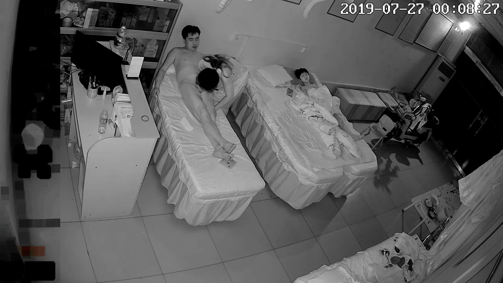 最新流出破解美容院摄像头偷拍夫妻经常趁女儿熟睡时啪啪女儿这么大了应该用布帘隔开睡