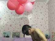 骚气人妖穿着网袜约炮男的JJ太大不敢让插只好相互打飞机