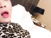 风骚‘御娘’TS杨梓，如痴如醉地舌舔鸡巴，自己的鸡巴也被玩得硬邦邦，被操嗨 软了下来！