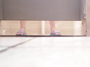 潜入某高校女厕偷拍3个高颜值的妹子嘘嘘1080P高清无水印