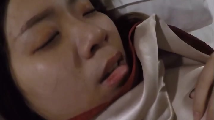 豪乳美眉和男友分手后被骗到酒店灌倒后开房啪啪草到尿尿