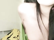 苗条绿衣妹子和小男友双人啪啪，后入抽插大屁股呻吟娇喘毛毛浓密特写，很是诱惑喜欢不要错过