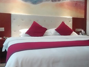 小胖哥微信网约为还赌博账偷偷出来援交的气质大奶卷发美少妇,颜值高奶子挺,干了2次美女准备走时又要求口硬继续操