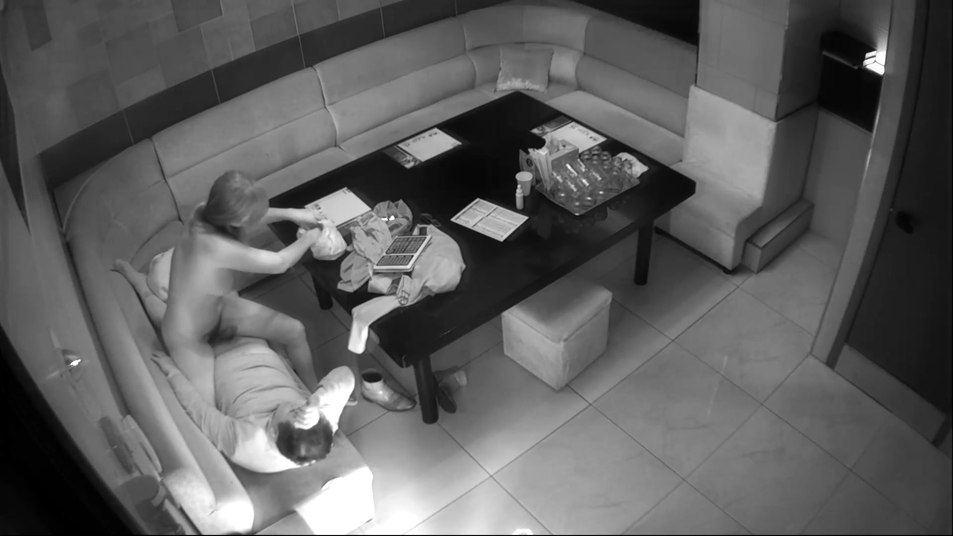 KTV包房的淫乱事 中年大叔欲火难耐KTV包房找御姐公主啪做爱 沙发上骑乘就给干了 最后口爆裹射 高清1080