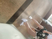 尾随两个等电梯的妹子进厕所偷窥白短热裤青春靓丽的美女嘘嘘几滴尿液粘在内裤上特性感