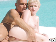 这样的地方操美女太爽了 妹子精致白嫩牛奶般的皮肤看的心动挡不住好想舔吸插入啊，极品粉逼逼销魂720P高清