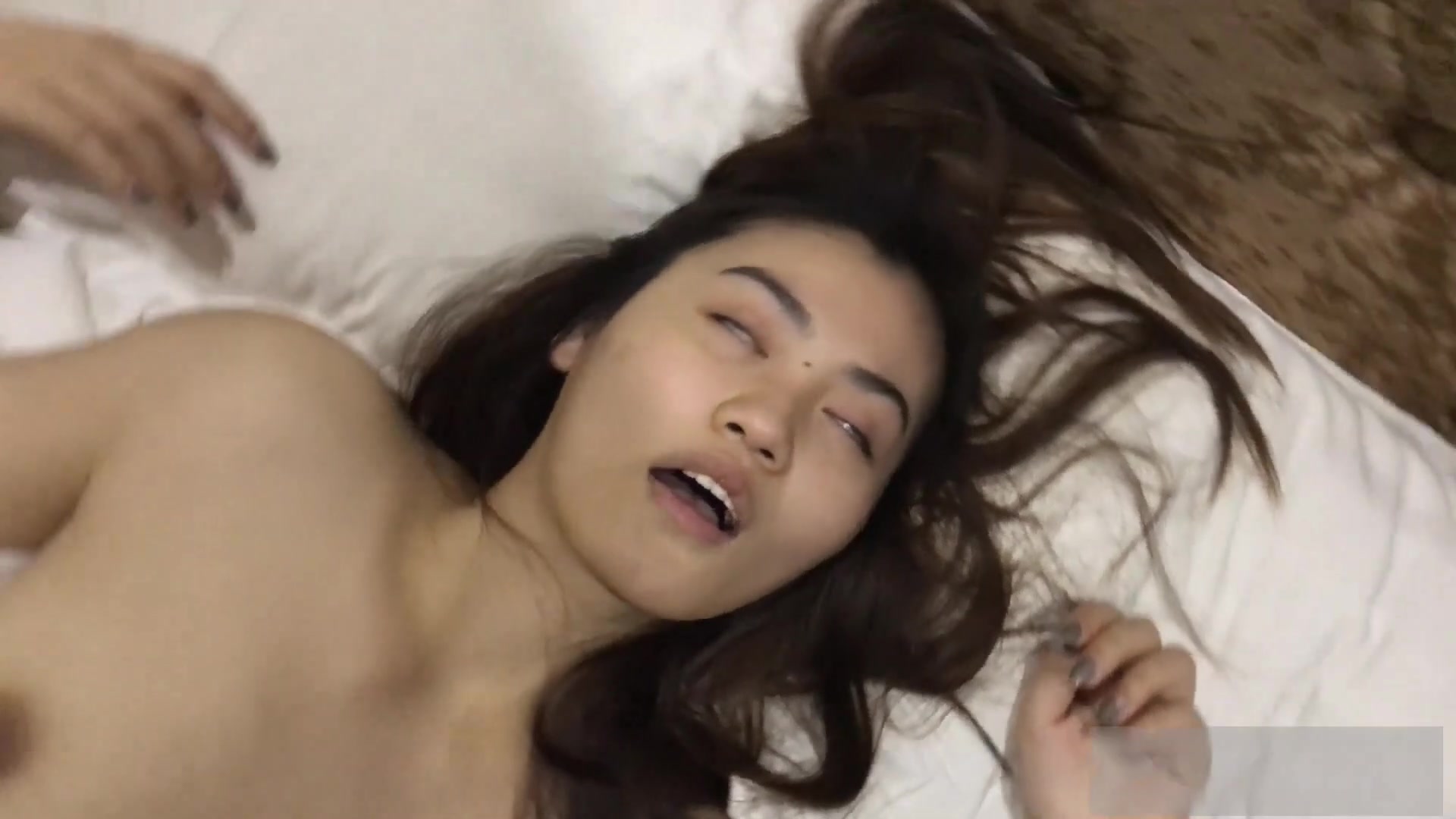 气质美女小姐姐惨遭下药迷玩，身材好大长腿，平时冷艳淑女现在全裸任意操