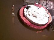 特色圆床主题房有钱小老板大叔约会坚挺美乳情妇洗干净开始滾床单女上位扭的相当疯狂非常主动很快就交货了