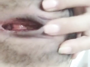 颜值还不错肤色很漂亮的美女主播来月经还和狼友神交舔鸡巴