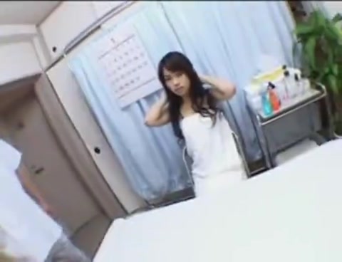 无码无毛可爱幼齿女孩被按摩师给上了