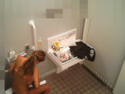 盗站流出游泳池更衣室偷放摄像头偷拍几个女泳客更换泳衣