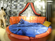 清纯妹子主题酒店换上水手服被小胖哥按倒墙上推到在弹力球一操一弹，水很多抽插很顺畅