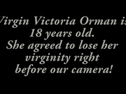 俄罗斯【破处系列】开苞无数的老司机大叔温柔的把丰满无毛花季妹子给开了处女膜清晰可见刚插疼痛适应之后使劲干