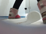 【全網首發】【最新廁拍】吊絲高中男同學在女廁偷放偷拍設備偷拍女同學噓噓 設備還不錯能清晰聽到聲音 35分鐘，21人次～原版高清