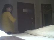 害羞的人妻第二部 进门就关机的人妻 家里肯定满足不了 完美露脸