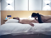 9总全国探花极品长相甜美萌妹子，脱光光沙发吸奶扣逼再到床上，翘屁股69舔弄后入猛操呻吟_ev