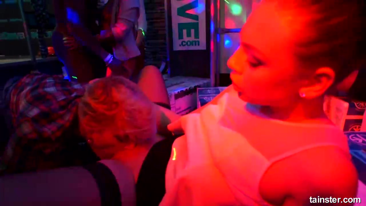 地下成人淫乱派对现场真实记录火辣性感美女1挑2女女双飞3P怎么搞的都有非常开放配合劲爆音乐动感霓虹灯超刺激