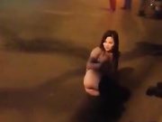 南京神秘女子当街脱光纠缠路人 奶子真大