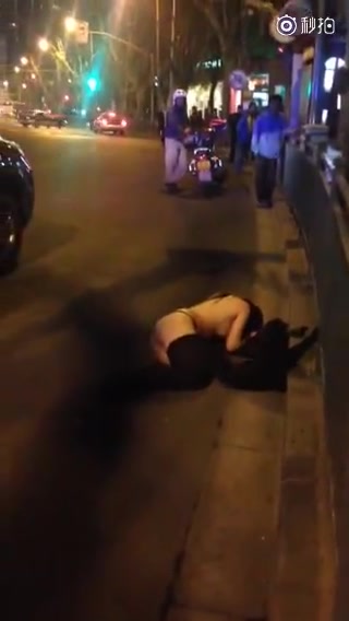 南京神秘女子当街脱光纠缠路人 奶子真大
