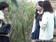 盗站最新流出5位年轻身穿校服的学生妹放学不回家户外玩耍花样小解比赛看谁尿尿姿势特别尿的多尿的远