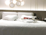 小宝寻花约了个牛仔短裤性感大奶妹子，撩起衣服舌吻摸奶口交上位骑乘猛操_ev