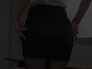 穿緊身黑丝短裙的女教師蓮實克萊兒