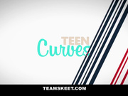 两个涂油的大胸女孩紧握大屌