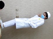 漂亮的护士姐姐为病人做特殊的治疗