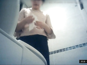 國內牛人潛入某健身中心公共衛生間拍攝來運動的高質量少婦如廁 素質高品質果然不一樣 720P原版高清