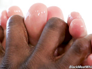 Elsa Jean用淫穴和嫩足让大黑屌爆射