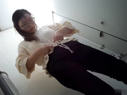 大胆坑神差点翻车国内某企业女卫隔间偸拍多位眼镜美女方便妹子看见镜头楞了一下大神不知用啥做掩护的